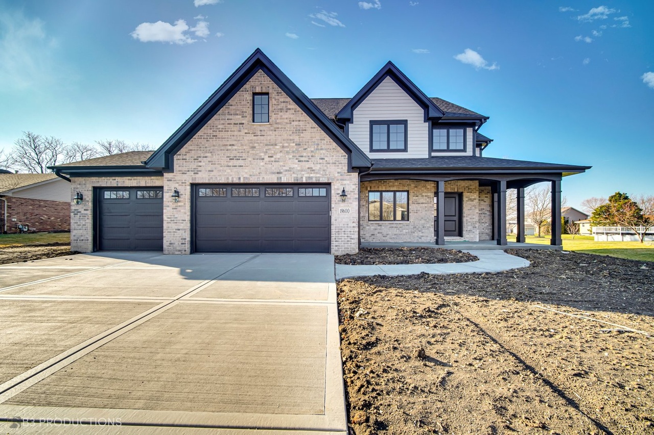 New construction home in Mokena, IL by Silverline Builders